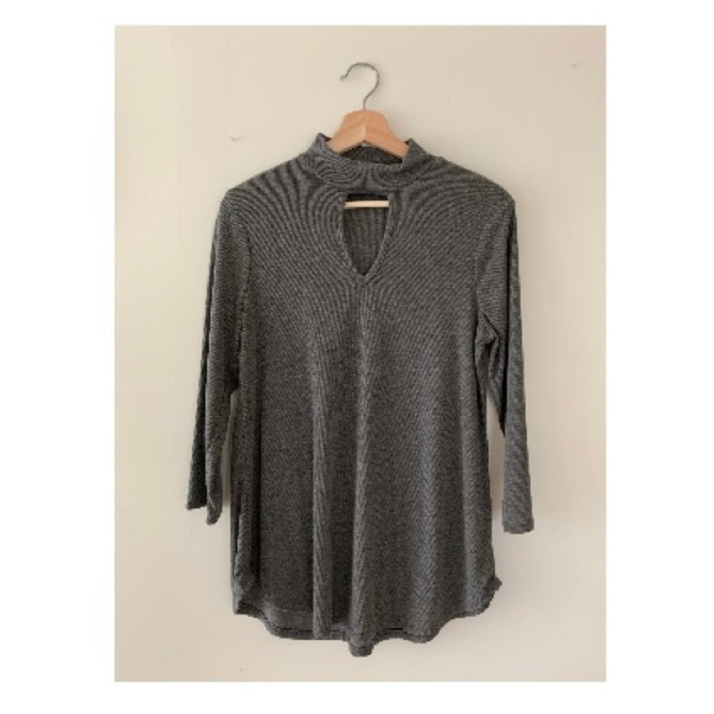 gray ribbed keyhole top